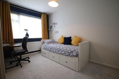 37 Windfield, Leatherhead, KT22 8UG