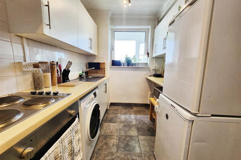 2 bedroom flat to rent, Whitlock Drive, London SW19