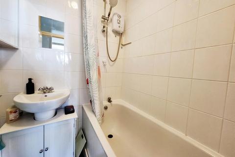 2 bedroom flat to rent, Whitlock Drive, London SW19