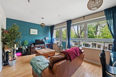 3 bedroom flat to rent, Queens Drive, London, N4
