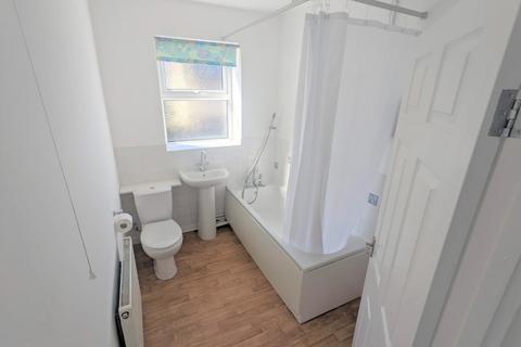 2 bedroom apartment to rent, Queens Road, Penarth