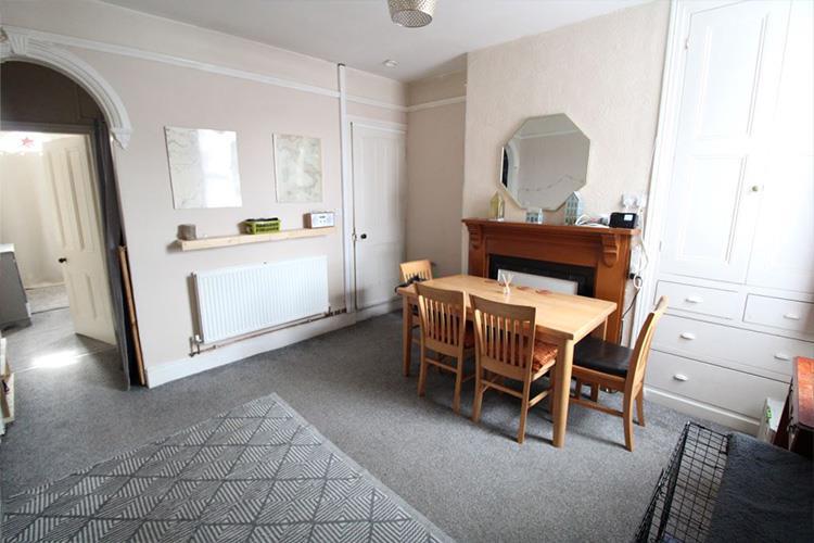 DINING ROOM.jpg