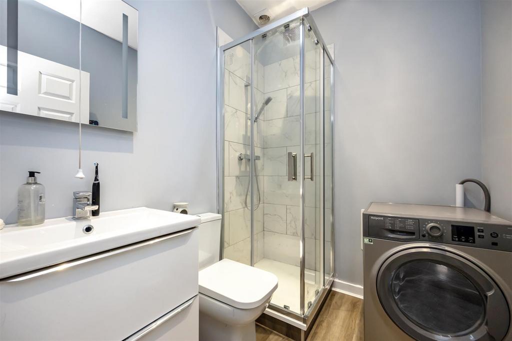 F/f Shower Room/WC