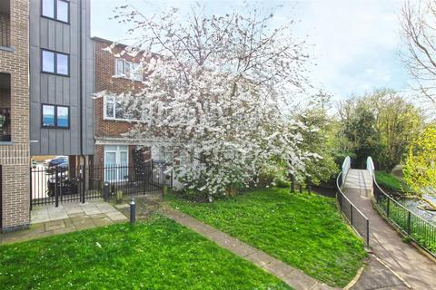 2 bedroom flat for sale, Amwell End, Ware