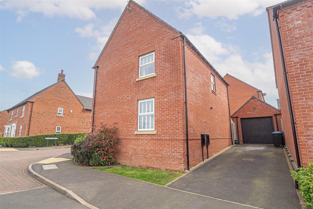 Barton Drive, Ashbourne DE6 3 bed detached house for sale £350,000