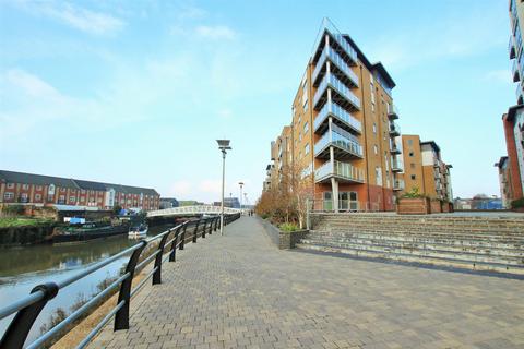 2 bedroom apartment to rent, Sail House, Ship Wharf, CO2 8YP