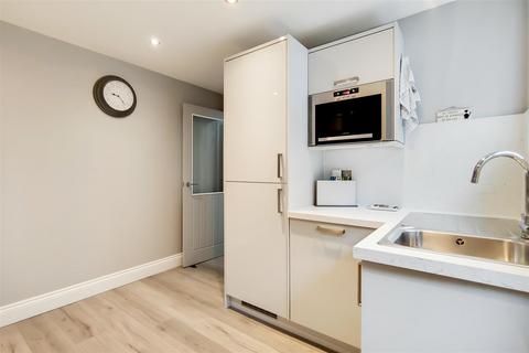 2 bedroom maisonette for sale, Magpie Hall Close, Bromley Common, BR2