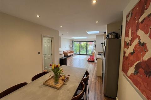 4 bedroom house to rent, Holly Walk, Harpenden