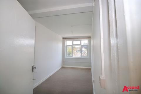 2 bedroom flat to rent, Eastern Avenue East, Romford, RM1