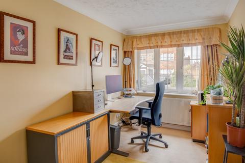 67 Appletrees Crescent, Bromsgrove, B61 0UD