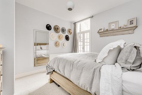 2 bedroom flat for sale, Munster Road, London