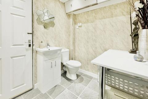 8 Sytch Lane, Wombourne, Wolverhampton, WV5 0NF