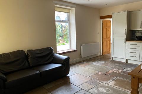 4 bedroom semi-detached house to rent, 2 Highfields, Huddersfield, HD1