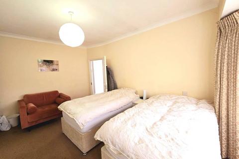 25 Alba Gardens, London, NW11 9NS