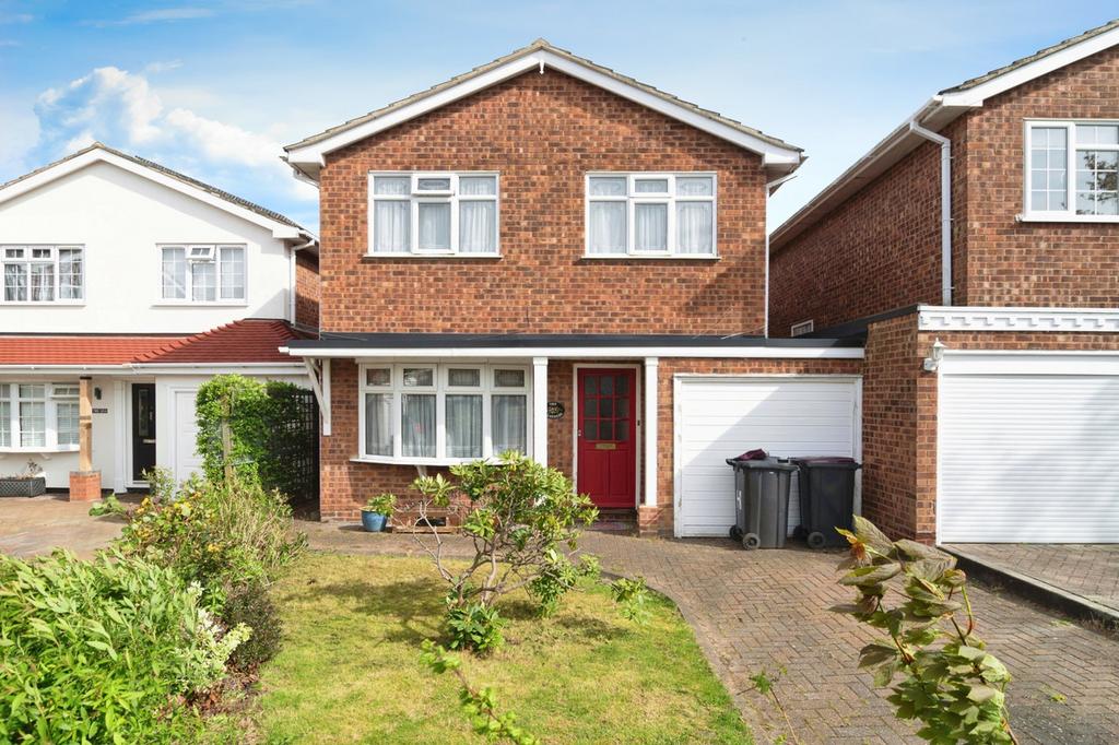 Leslie Gardens, Rayleigh, SS6 4 bed detached house for sale £450,000