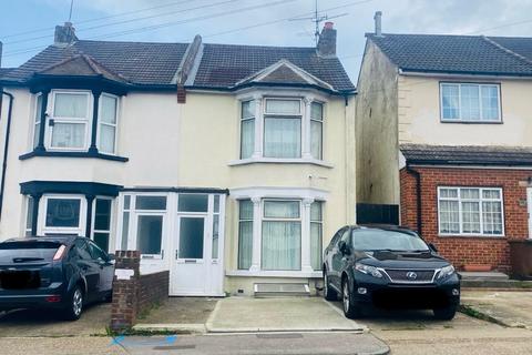 4 bedroom semi-detached house to rent, Nelson Road, Kent, me7