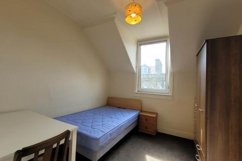 3 bedroom flat to rent, 51 Top Floor Reform Street, ,