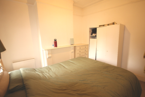1 bedroom flat to rent, Hale End Road, Chingford, London, E4