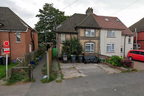 3 bedroom end of terrace house to rent, Selbourne Road Luton LU4 8LU