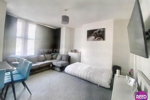 3 bedroom flat to rent, York Road, Southend On Sea