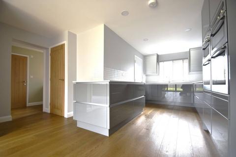 4 bedroom semi-detached house to rent, Fieldfare Road, Newport PO30