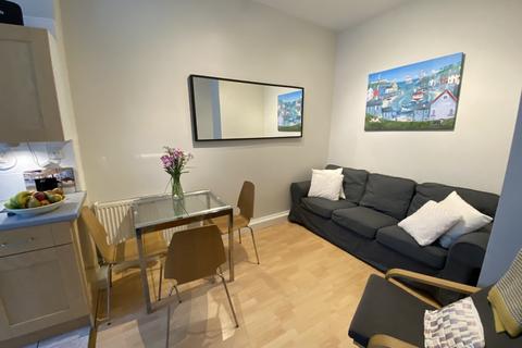 3 bedroom flat to rent, South Oxford Street, Edinburgh EH8