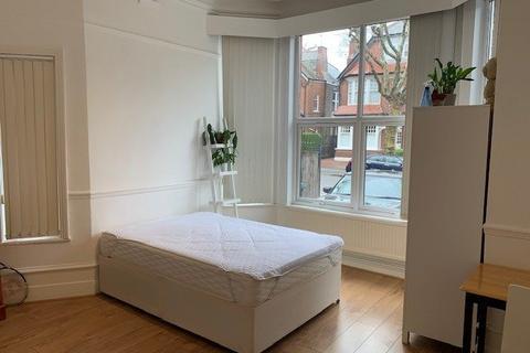 Studio to rent, Princes Avenue, Muswell Hill N10