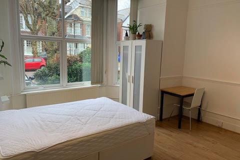 Studio to rent, Princes Avenue, Muswell Hill N10