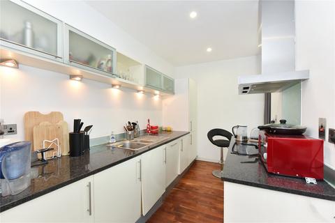 2 bedroom apartment for sale, Discovery Dock Apartments, 2 South Quay Square, Canary Wharf, London, E14
