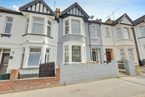 3 bedroom terraced house to rent, Ronald Park Avenue, Westcliff-on-sea, SS0