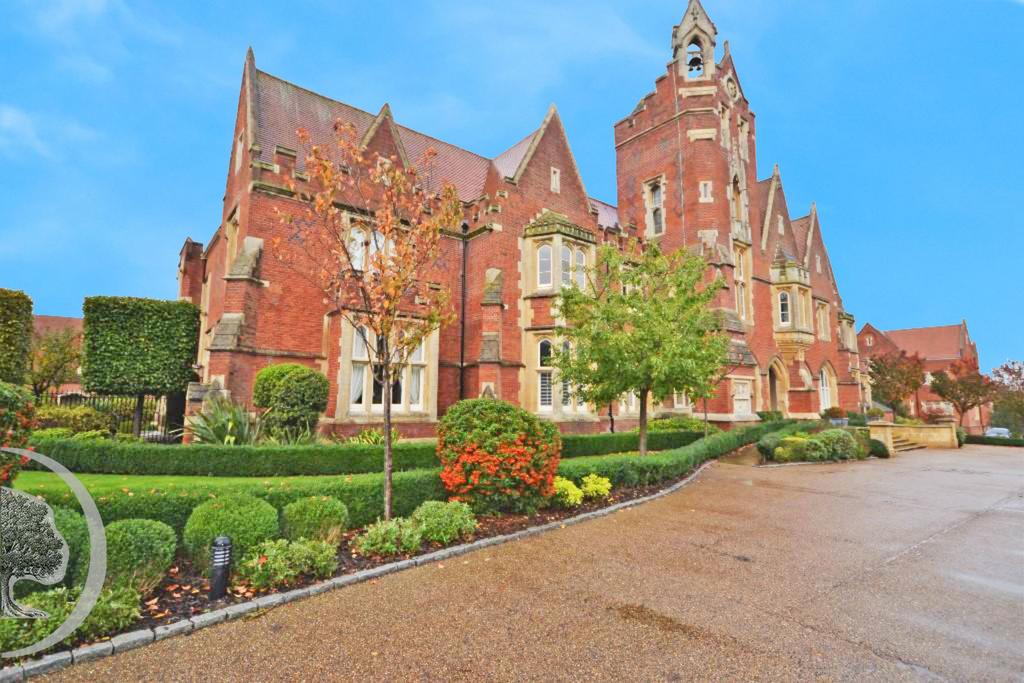 The Clock Tower, The Galleries, Brentwood, Essex, CM14 2 bed penthouse