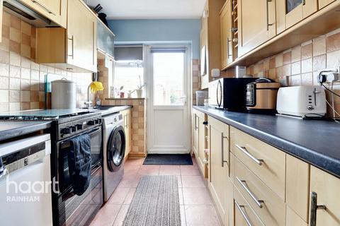 5 Giles Close, Rainham, RM13 9SP