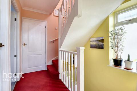 5 Giles Close, Rainham, RM13 9SP