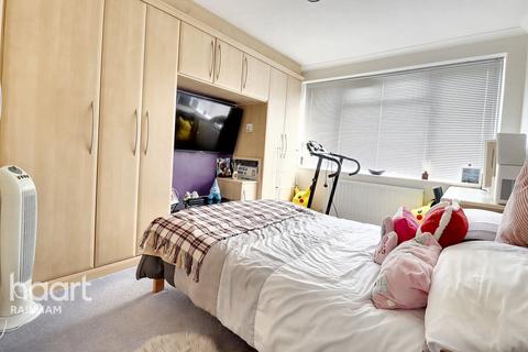 5 Giles Close, Rainham, RM13 9SP