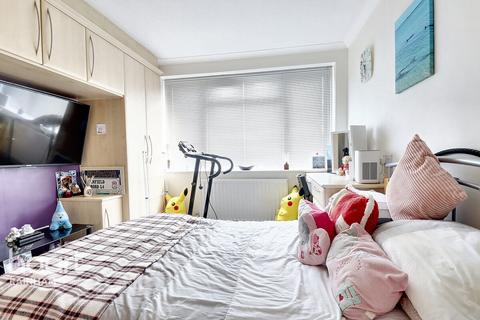 5 Giles Close, Rainham, RM13 9SP