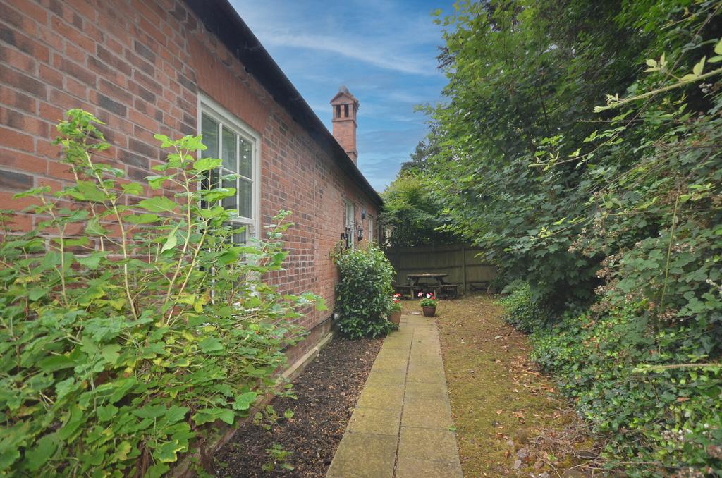 Droitwich WR9 2 bed bungalow to rent £895 pcm (£207 pw)