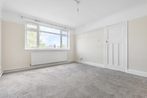 3 bedroom flat to rent, Well Hall Road Eltham SE9