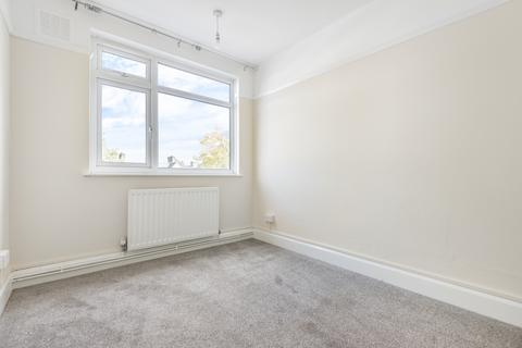 3 bedroom flat to rent, Well Hall Road Eltham SE9