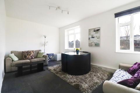 4 bedroom flat for sale, Perystreete, Perry Vale, London SE23