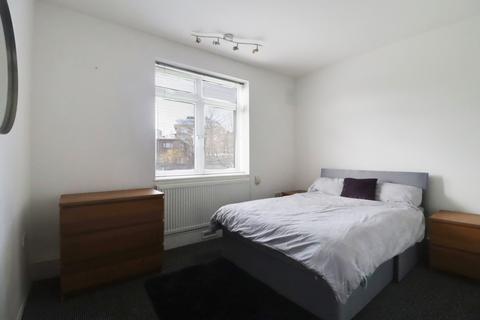 4 bedroom flat for sale, Perystreete, Perry Vale, London SE23