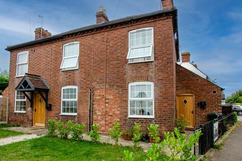 2 bedroom cottage for sale, Main Road, Worcester WR2