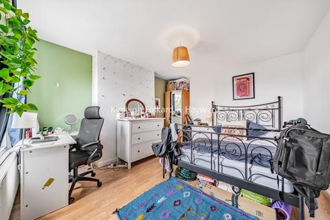 3 bedroom flat to rent, Coverton Road SW17