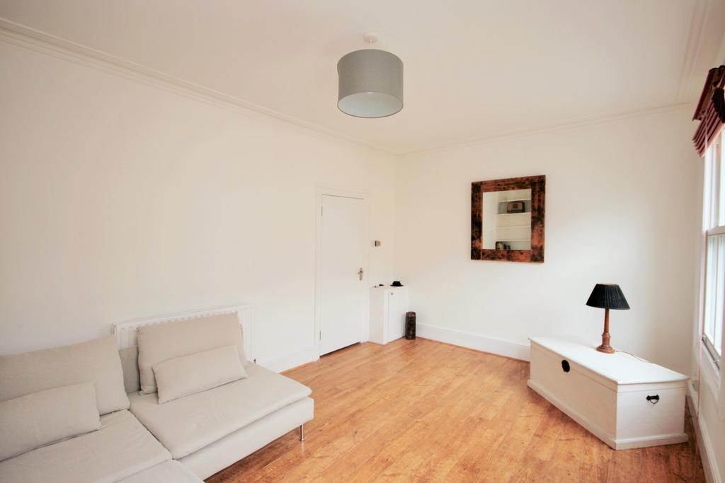 Newly refurbished 3 Bedroom with roof terrace in