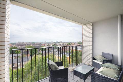 1 bedroom flat to rent, South Gardens, London, SE17