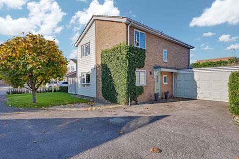 5 bedroom semi-detached house to rent, Paddock Close, Leigh-on-sea, SS9