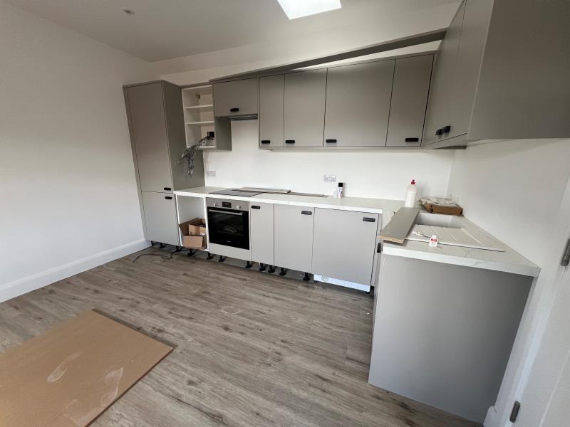 12a Worplesdon Road, Guildford GU2 2 bed apartment to rent £1,700 pcm