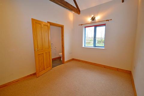 2 bedroom barn conversion to rent, North West Barn