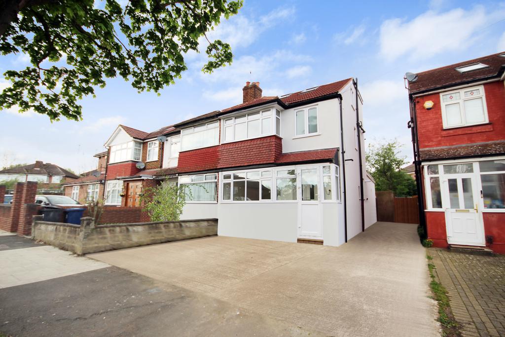 Bilton Road, Perivale, Middlesex UB6 4 bed end of terrace house to rent