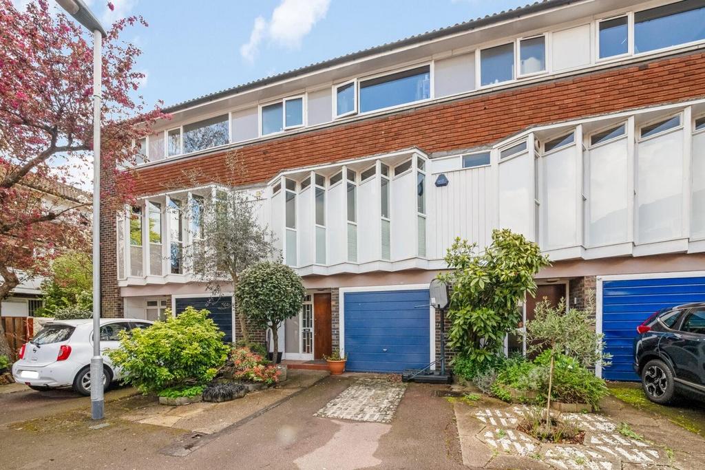 Pymers Mead, Dulwich, London, SE21 3 bed townhouse for sale £900,000