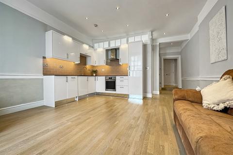 1 bedroom flat to rent, 1 bedroom First Floor Flat in Chichester